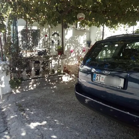 Spacious With Large Parking Lot Trogir